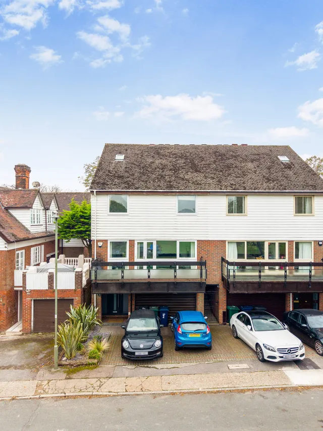2 Badgers Croft, Totteridge N20 8AH