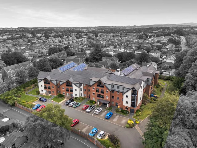 15 Balshaw Court Burlington Gardens, Leyland PR25 3EX
