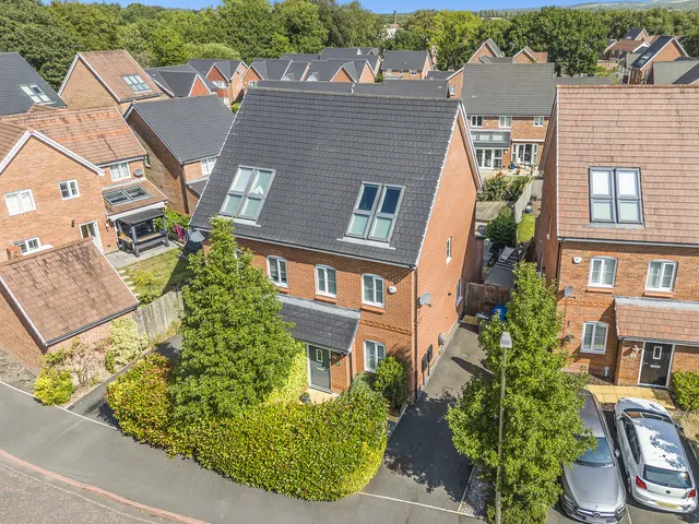2 Bracken Close, Wigan WN6 0GR
