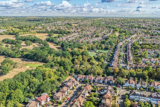 19 Oakdene Park, Finchley N3 1EU