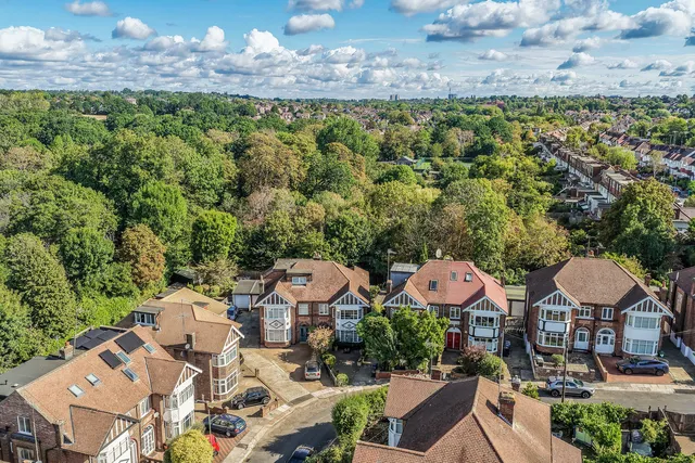 19 Oakdene Park, Finchley N3 1EU