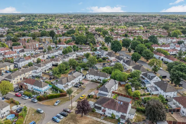 5 Russell Gardens, Whetstone N20 0TR