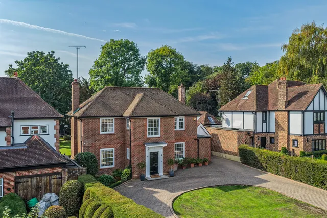 48 Pine Grove, Totteridge N20 8LA