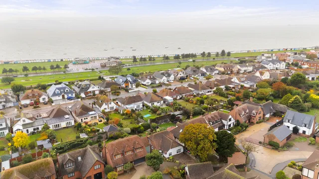 16 Knollcroft, Southend-on-sea SS3 9JY