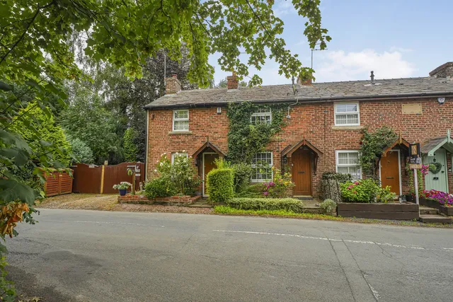 4 Middlewood Cottages Green Lane, Poynton SK12 1TJ