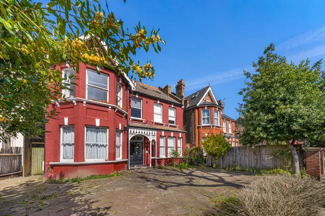 Flat 3, 185 Walm Lane, London NW2 3AY