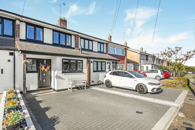 10 Maypole Drive, Chigwell IG7 6DE