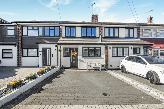 10 Maypole Drive, Chigwell IG7 6DE