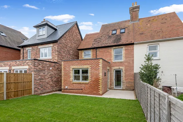 Victorian Rose 2 St Michaels Road, Wareham, Dorset BH20 4QU