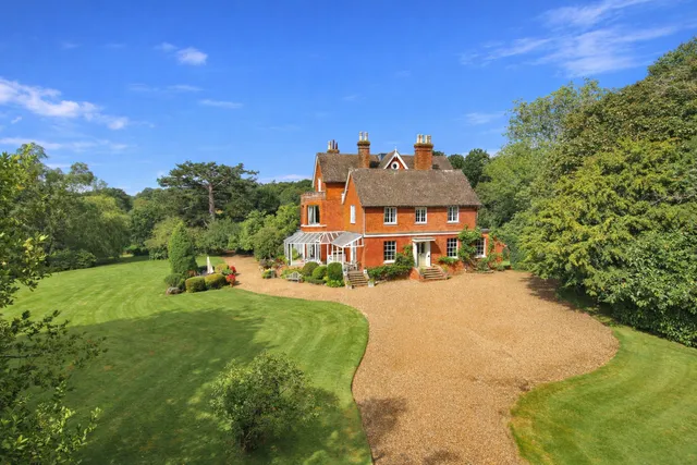 Wrays Crutchfield Lane, Horley RH6 0HT