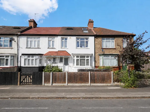 27 Kings Avenue, Greenford UB6 9DB