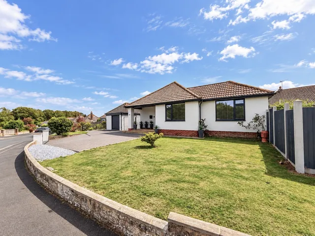 24 Fairview Crescent, Sandown PO36 9EL