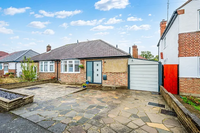 181 Francis Close, Epsom KT19 0JT