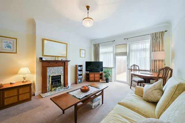 181 Francis Close, Epsom KT19 0JT