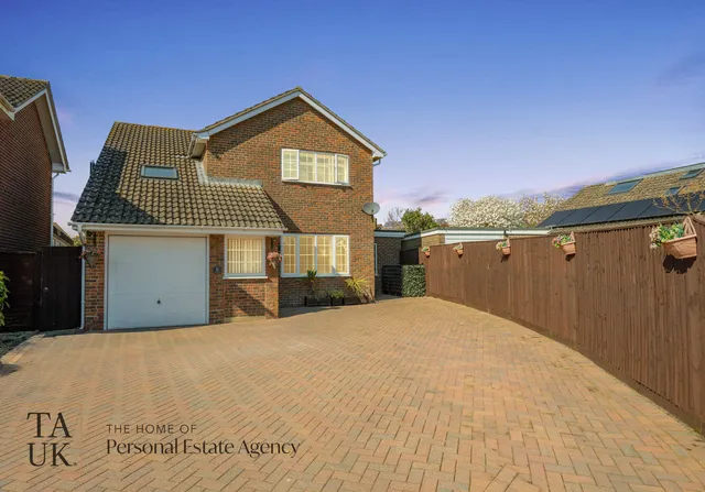 6 Bramber Avenue, Pulborough RH20 4HZ