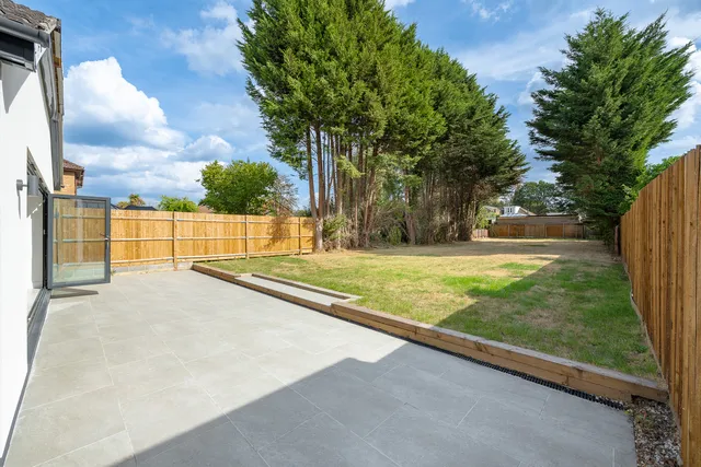 129 Fleet Road, Farnborough GU14 9RE