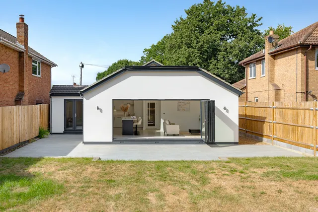 129 Fleet Road, Farnborough GU14 9RE