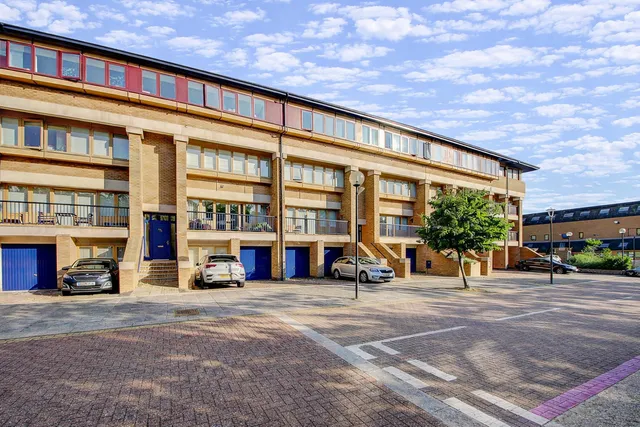 882 North Row, Central Milton Keynes MK9 3NS
