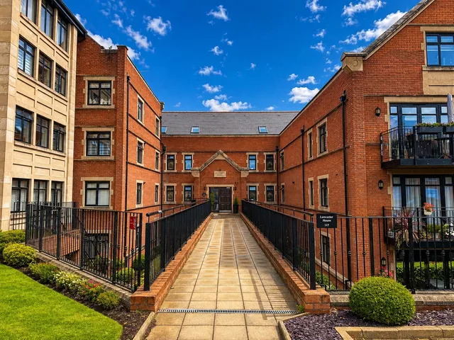 17 Lancaster House Marlborough Drive, Bushey WD23 2GU