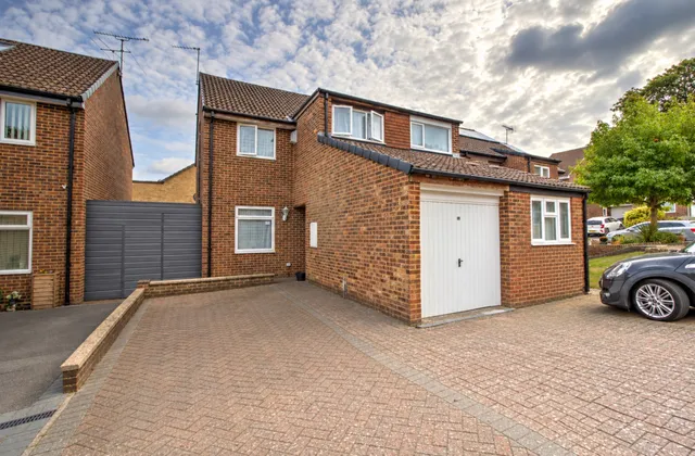 10 Windsor Close, Crawley RH11 9PA