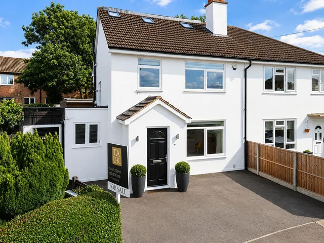 24 Delius Close, Elstree WD6 3DW