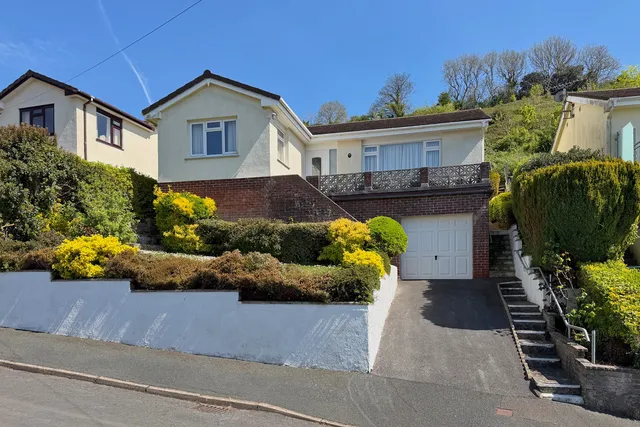 15 Bronescombe Avenue, Teignmouth TQ14 9SR