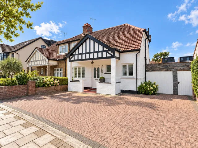 44 The Highlands, Edgware HA8 5HL