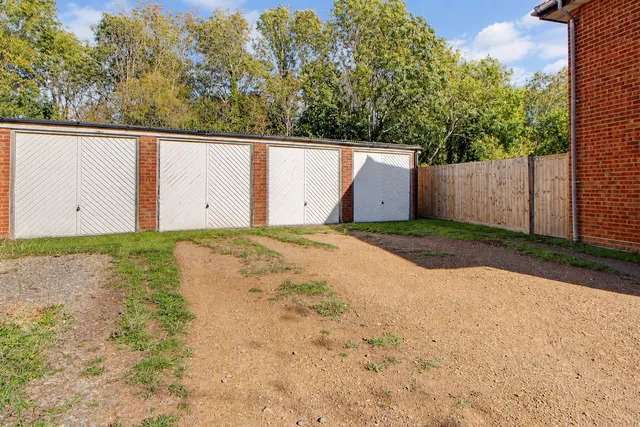 146 Favell Drive, Furzton MK4 1AT