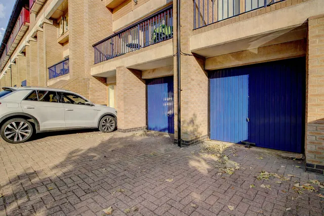 882 North Row, Central Milton Keynes MK9 3NS