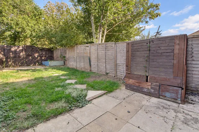 146 Favell Drive, Furzton MK4 1AT