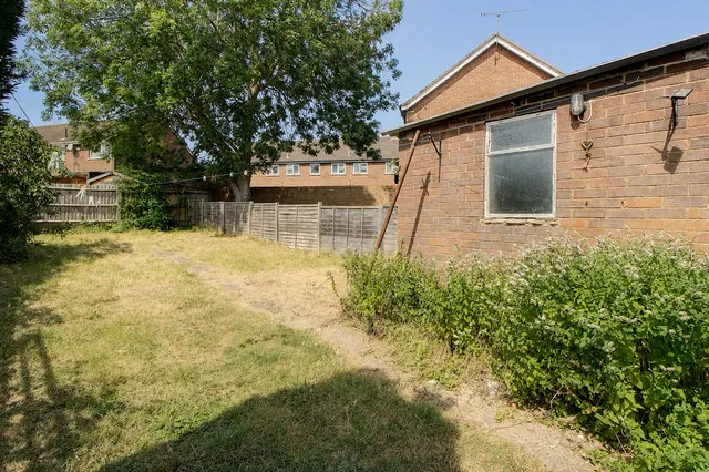 15 Caernarvon Crescent, Bletchley MK3 7DN