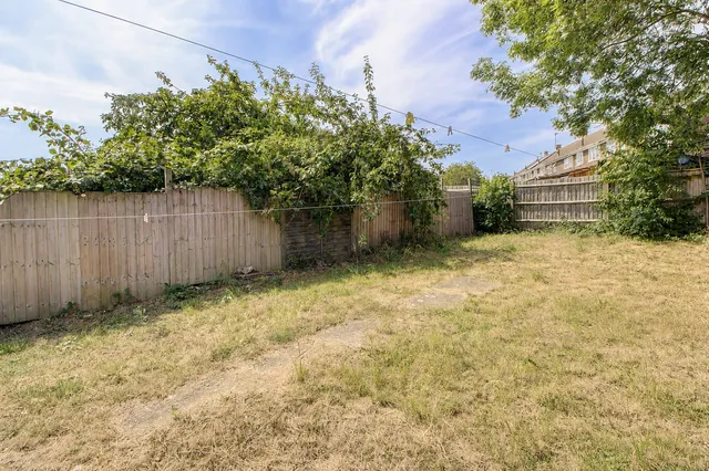 15 Caernarvon Crescent, Bletchley MK3 7DN