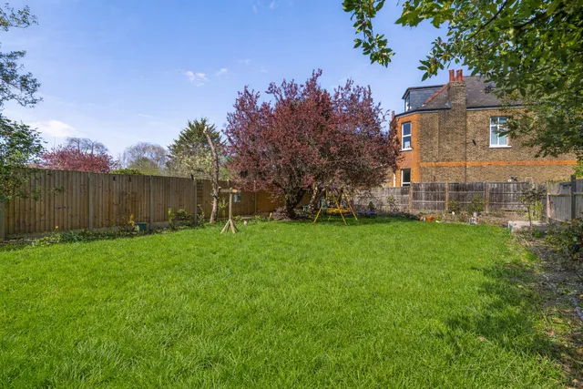 Flat 3, 185 Walm Lane, London NW2 3AY