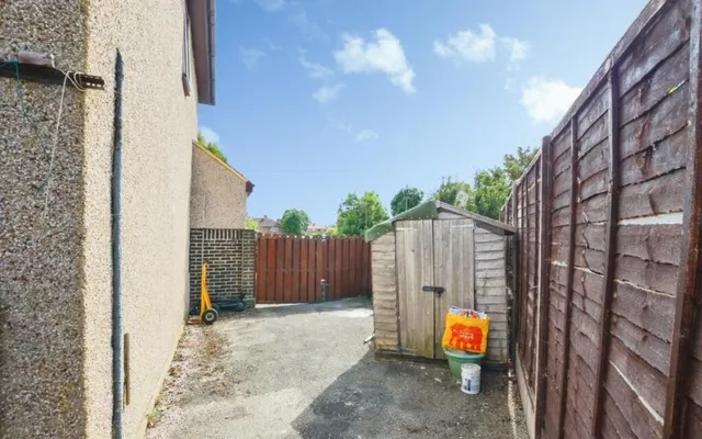 121 Dryfield Road, Edgware HA8 9JW
