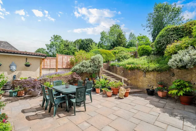 27 Hartley Down, Purley CR8 4EF