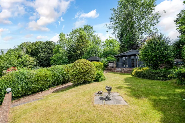 27 Hartley Down, Purley CR8 4EF
