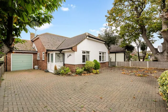 16 Knollcroft, Southend-on-sea SS3 9JY