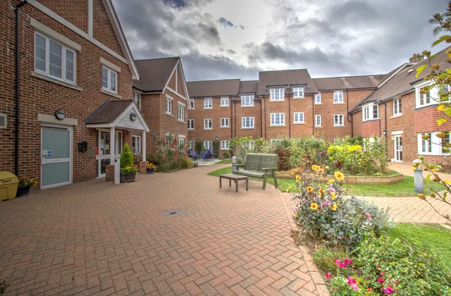 3 Clarence Court Brighton Road, Horsham RH13 5TS