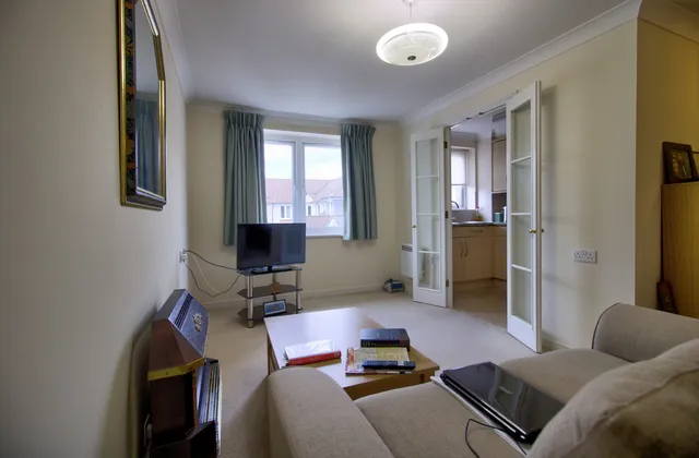 47 Manton Court Kings Road, Horsham RH13 5AE