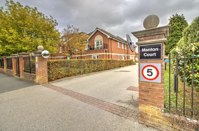 47 Manton Court Kings Road, Horsham RH13 5AE