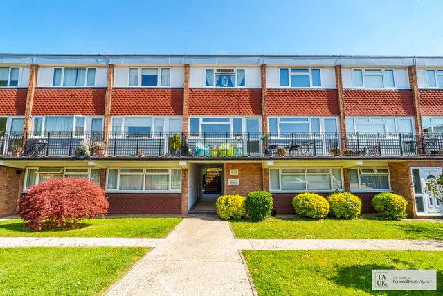 97 Briarleas Gardens, Upminster RM14 1LP
