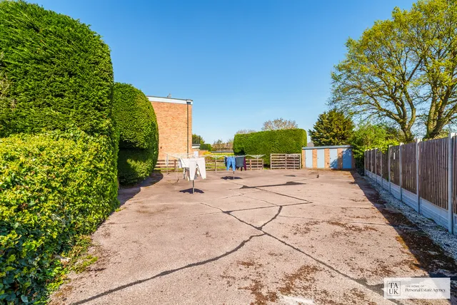 97 Briarleas Gardens, Upminster RM14 1LP