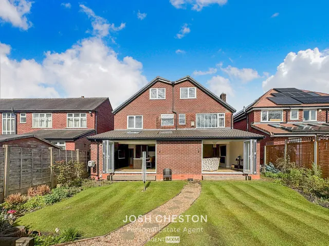 44 Mainway, Manchester M24 1PB