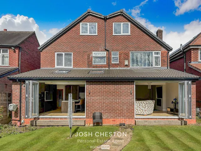 44 Mainway, Manchester M24 1PB