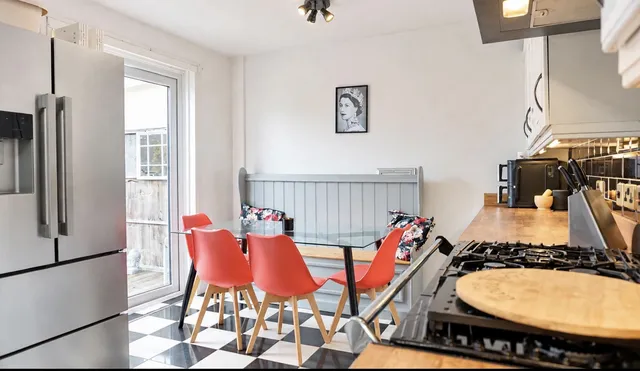 24 Leas Dale, London SE9 3BZ