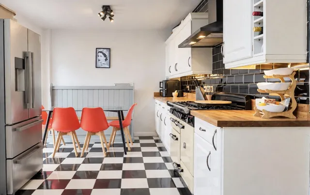 24 Leas Dale, London SE9 3BZ