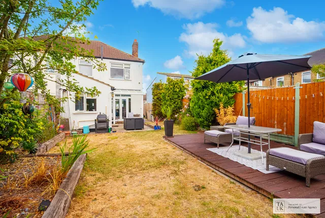 1 Helen Road, Hornchurch RM11 2EN