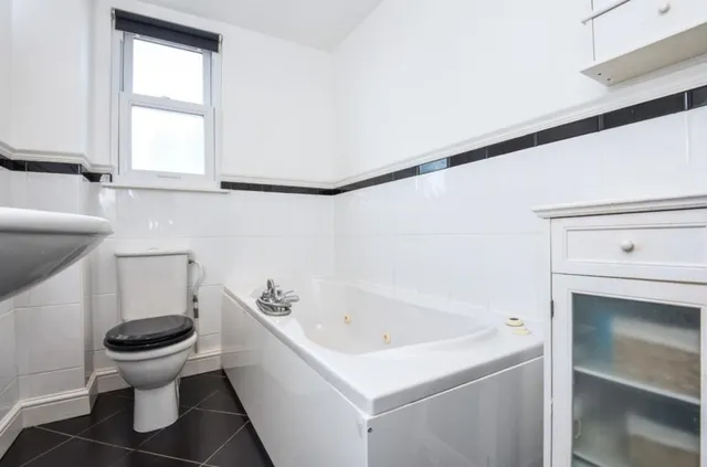 5 Hollybush Lane, Orpington BR6 7QN