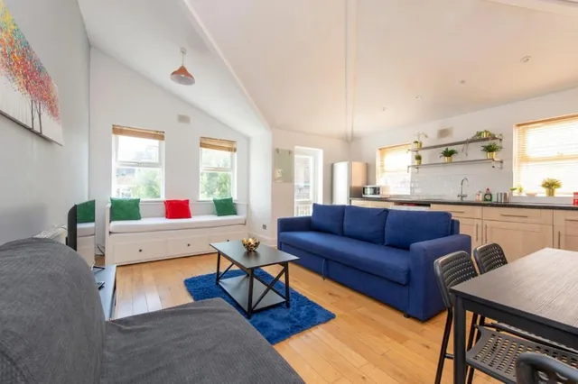 Flat B, 76 Fircroft Road, London SW17 7PW