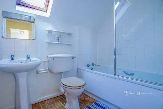 4 John Wiskar Drive, Cranleigh GU6 8RA